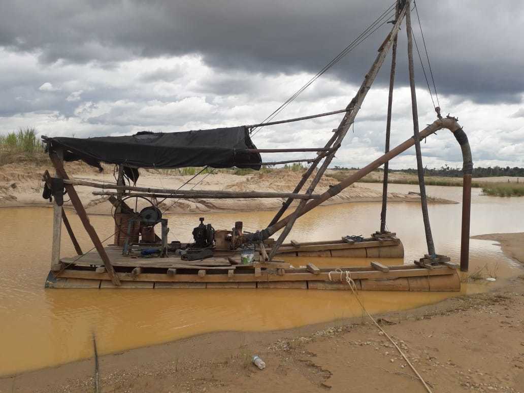 Motor y balsa encontrado en un operativo de interdicción. Foto: PNP.