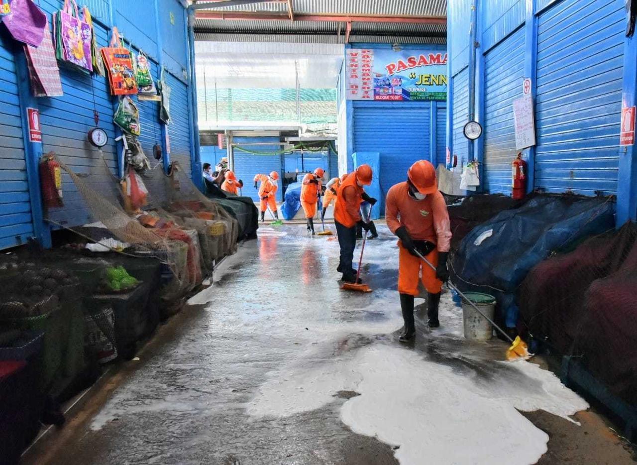Realizan limpieza y desinfección del interior del mercado Modelo. Foto: Paolo Peña.
