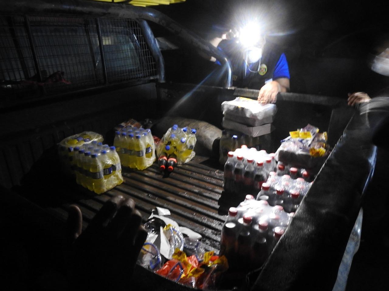 Dentro de la camioneta del Serenazgo de la Municipalidad Provincial de Tambopata se encontraron varios paquetes de gaseosas.