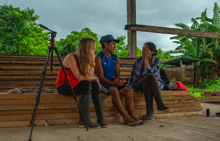 El equipo del documental entrevista a un maderero que comparte su historia de ser traficado en la minería ilegal de oro cuando era niño. Foto cortesía de Bethan John.