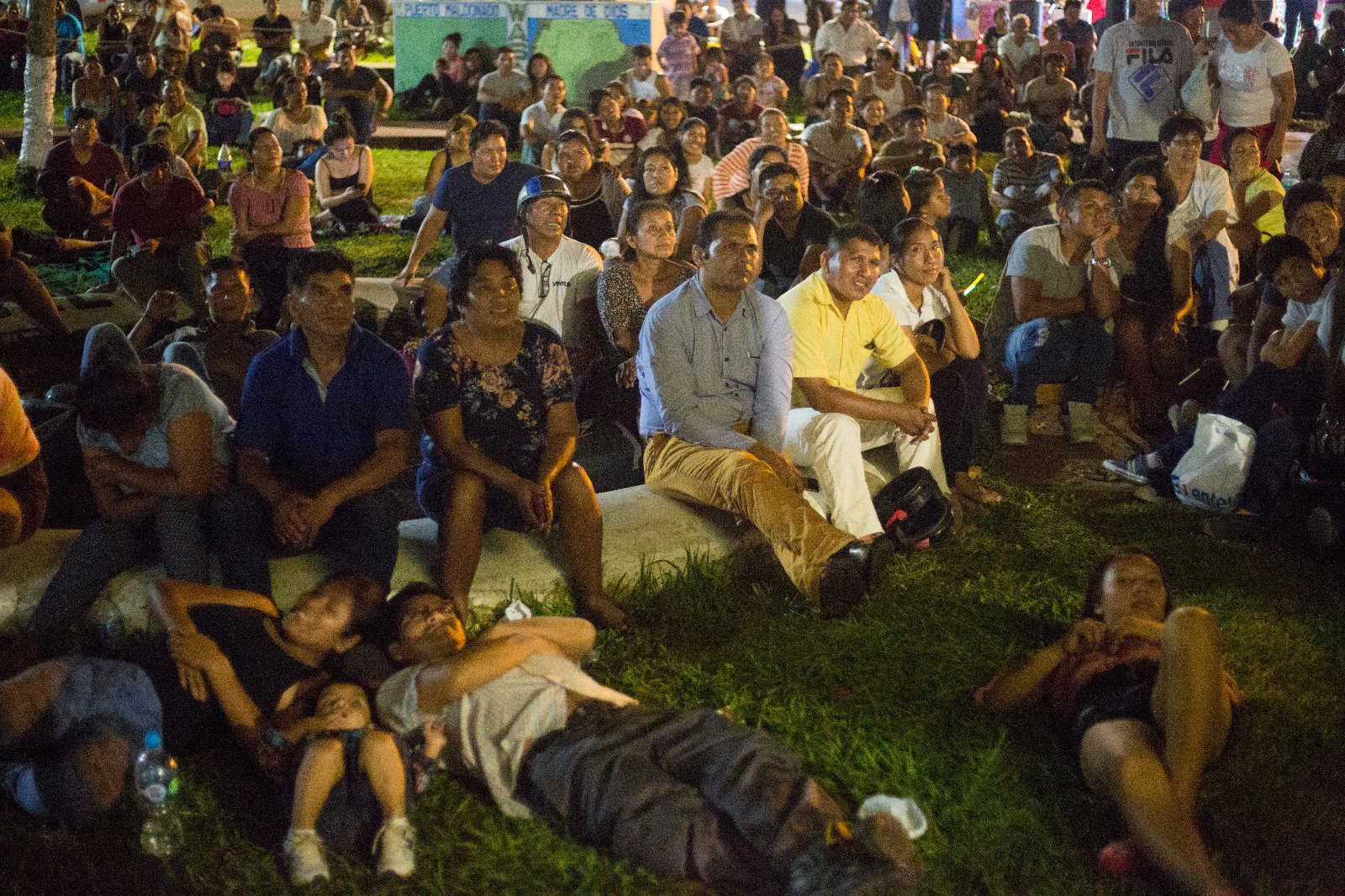 No es la primera vez que la plaza Miguel Grau congrega a varios jóvenes para apreciar obras de cine. (Foto: Pavel Martiarena)