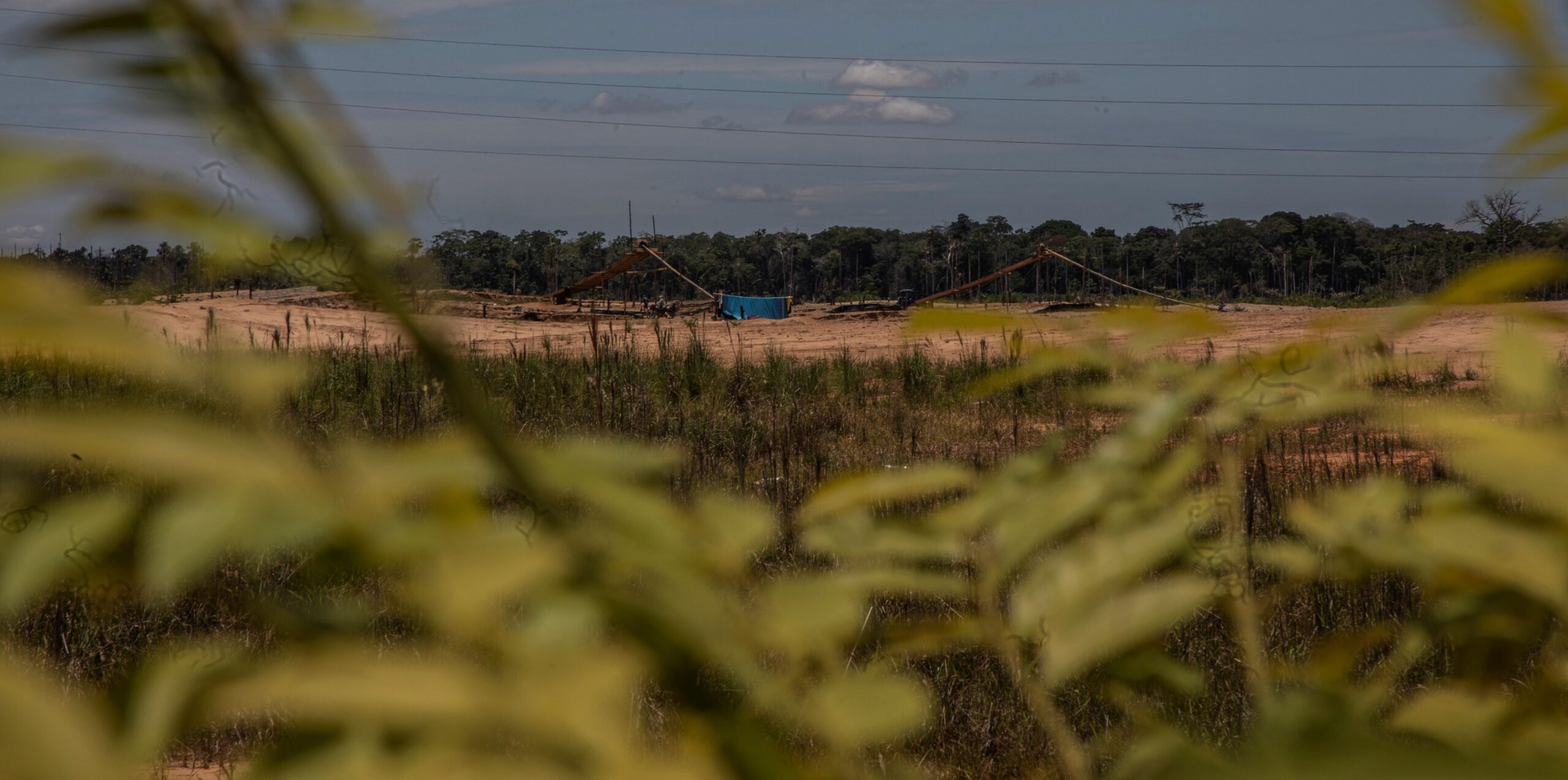 Dragas, tracas y retroexcavadoras utilizadas en la minería ilegal de oro han arrasado con los bosques de la zona de amortiguamiento de la Reserva Nacional Tambopata. Foto: Max Cabello Orcasitas