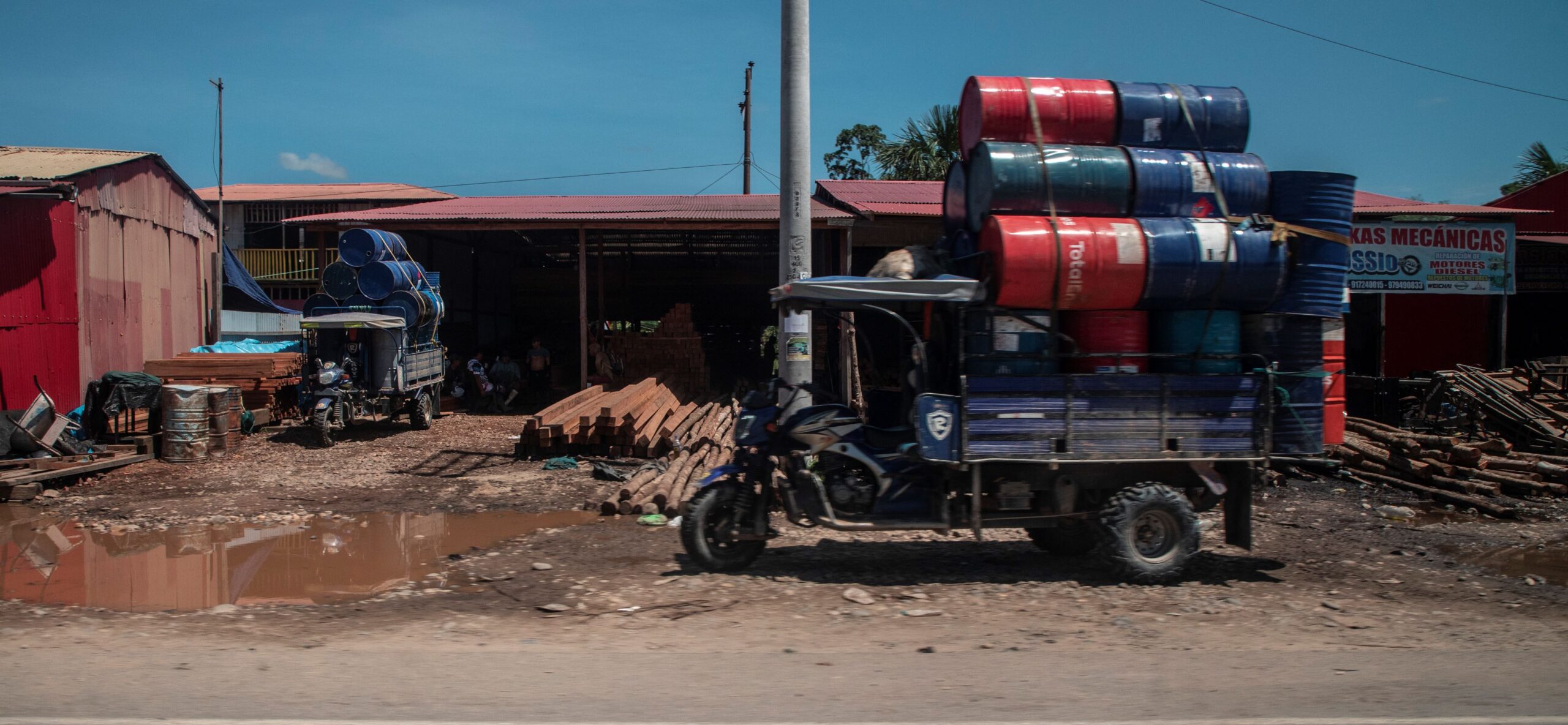 Cilindros utilizados para transportar combustible hacia las zonas donde se ubican las dragas, tracas y balsas dedicadas a la minería ilegal. Foto: Max Cabello Orcasitas