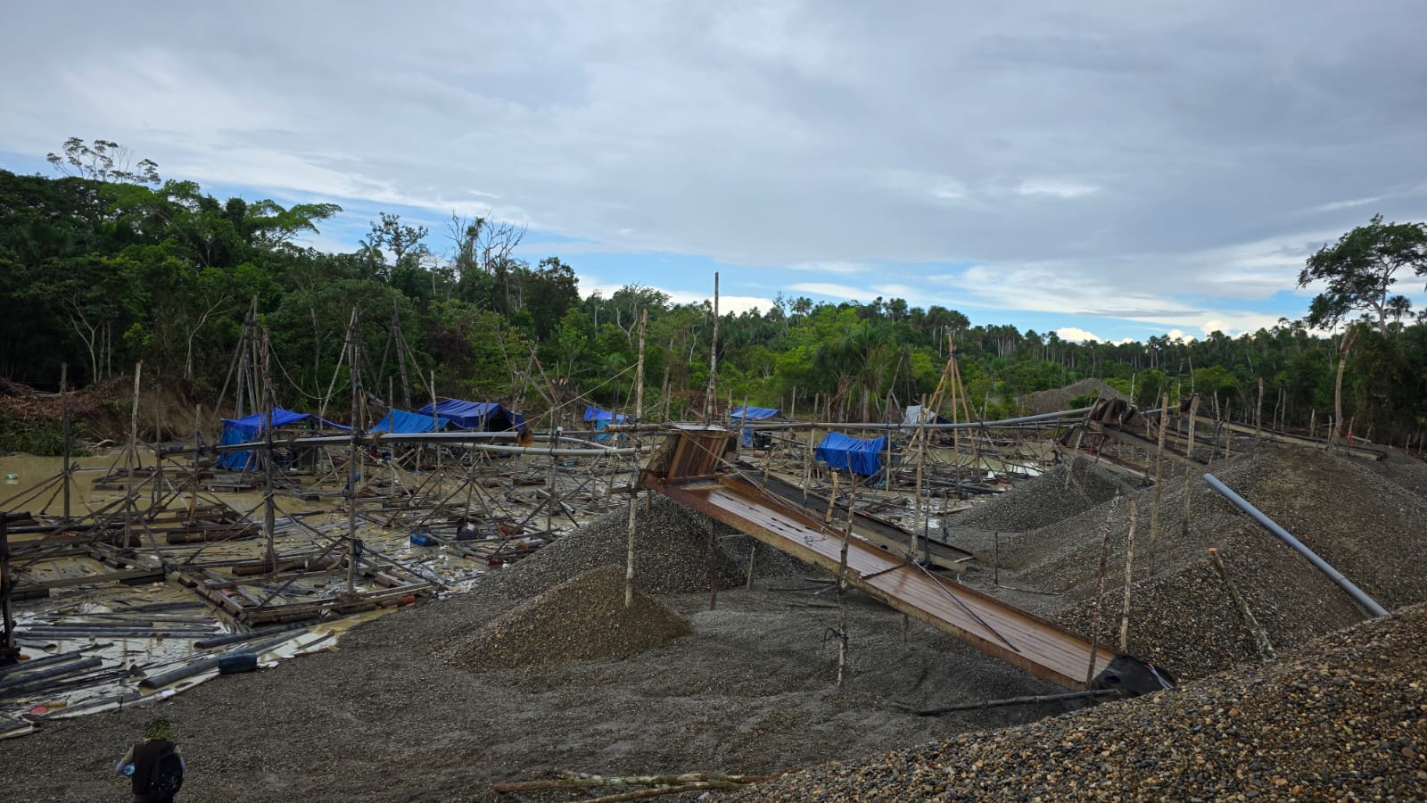 «Nada más en La Pampa y Delta Uno hay más de 5000 dragas y tracas», dice el coordinador nacional de las Fiscalías Especializadas en Materia Ambiental, Frank Almanza. Foto: cortesía Ministerio Público Distrito Fiscal de Madre de Dios