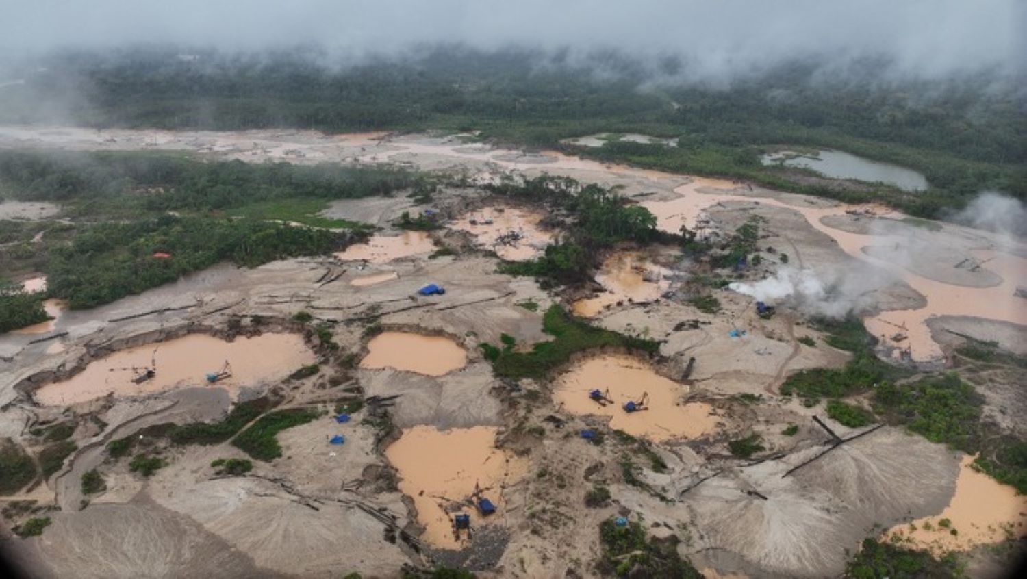 En octubre de 2025, un operativo dentro de la reserva de Tambopata, en el sector Azul, en el río Malinowski, documentó las dragas de minería ilegal operando dentro del área protegida. Foto: cortesía Servicio Nacional de Áreas Naturales Protegidas por el Estado (Sernanp)