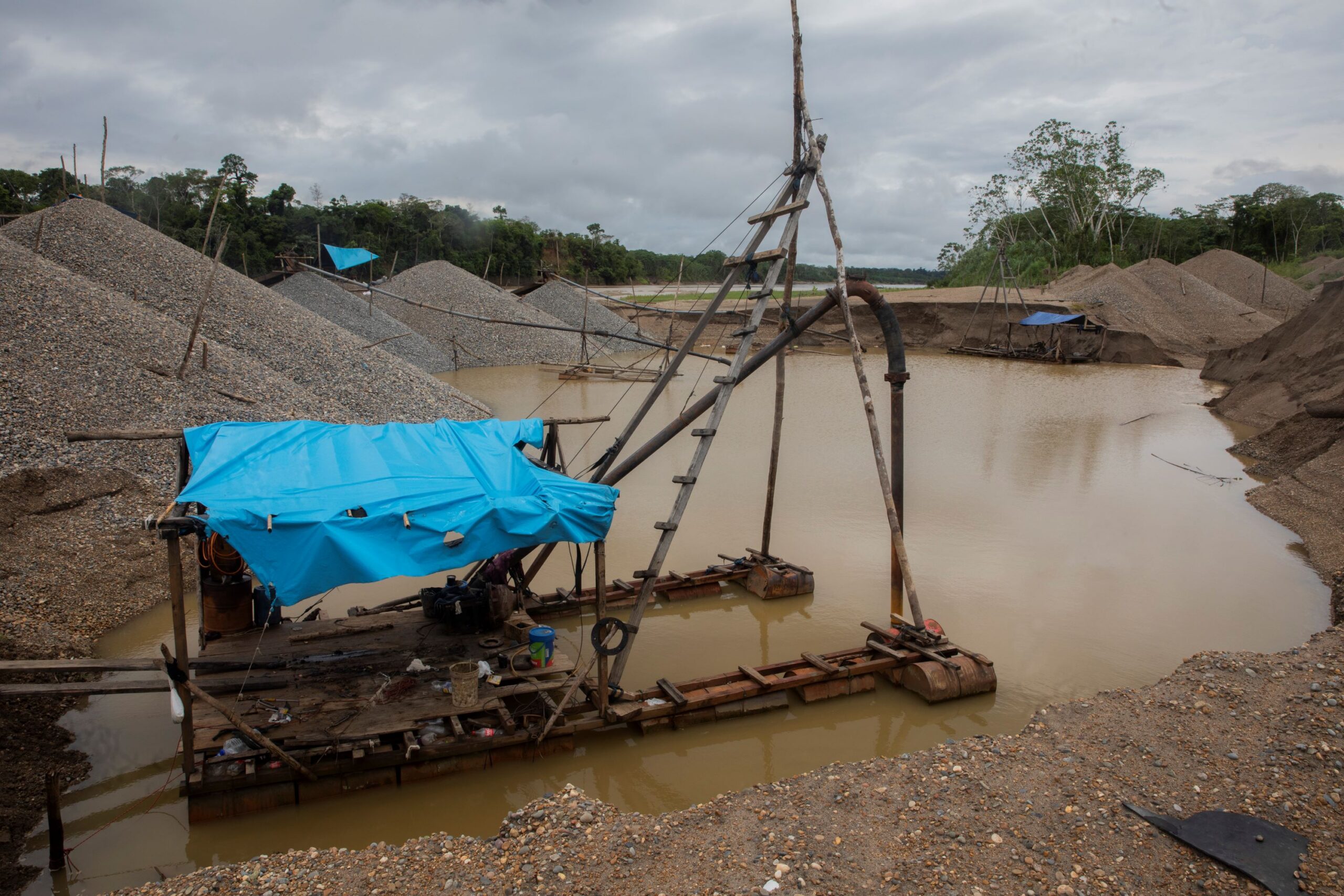 Una draga sin motor cerca de la comunidad nativa San Jacinto. Foto: Max Cabello Orcasitas