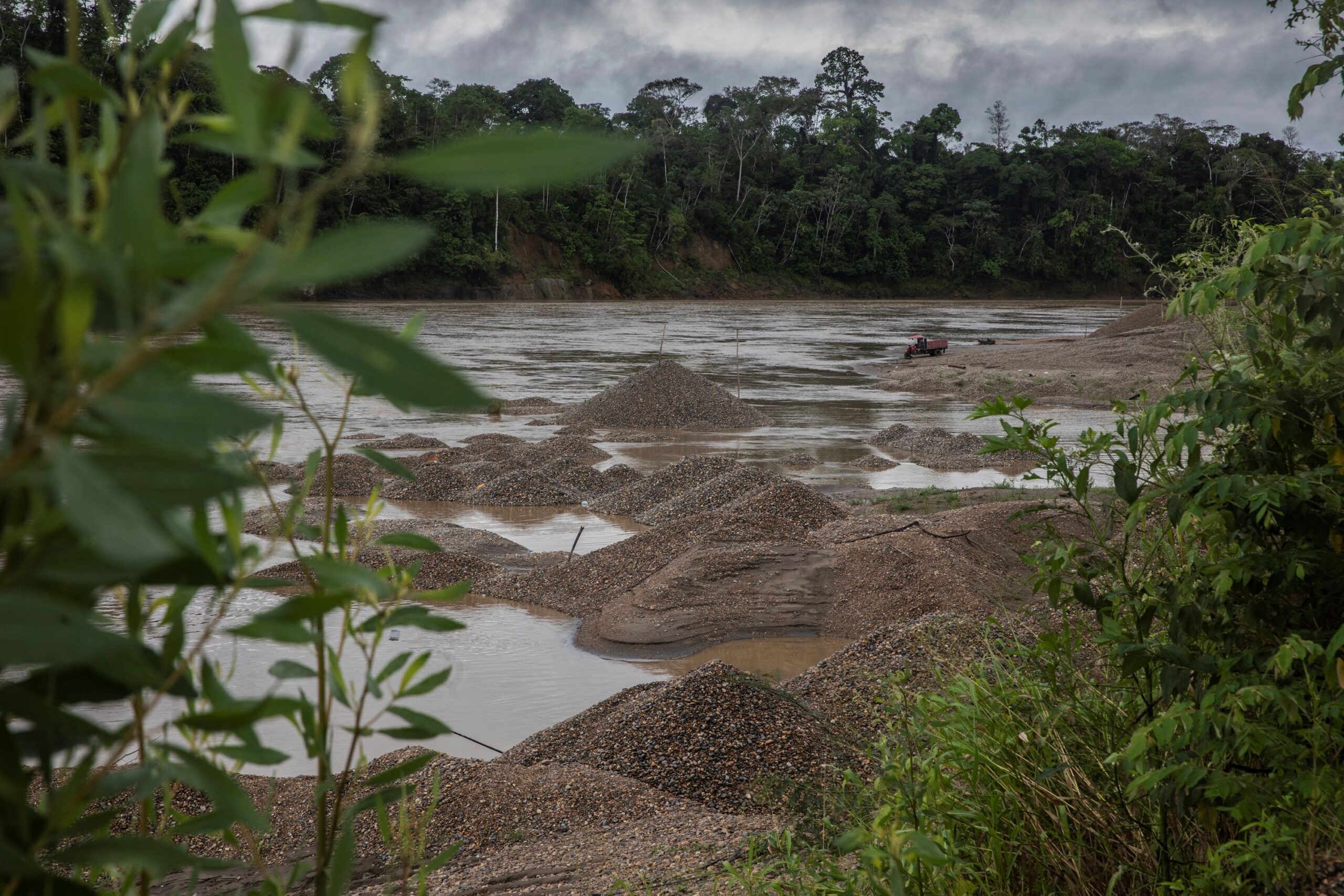 Pobladores de la comunidad nativa de San Jacinto dicen que integrantes de bandas criminales llegaron hasta su territorio para ofrecerles «seguridad». Foto: Max Cabello Orcasitas