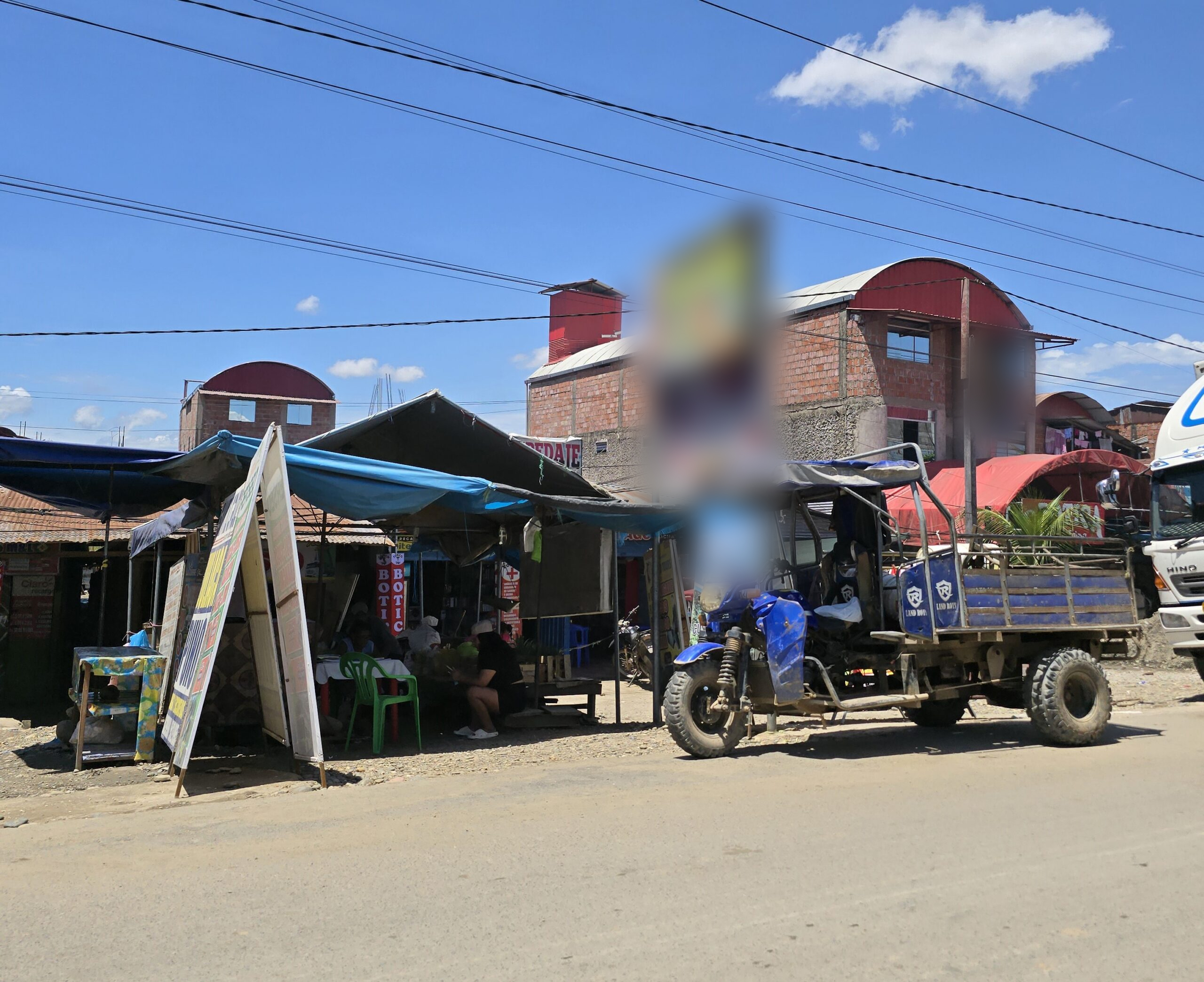A lo largo de la carretera Interoceánica Sur, especialmente en la zona de La Pampa, se observa una gran cantidad de negocios que ofrecen servicios como agentes bancarios. Foto: Yvette Sierra Praeli