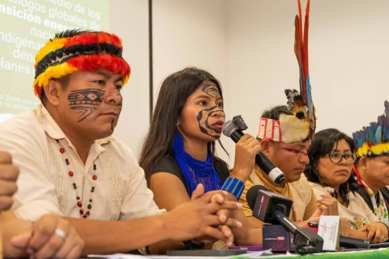 Líderes indígenas de las nacionalidades kichwa, sapara, andwa, shiwiar, achuar, waorani y shuar de la provincia de Pastaza, en la Amazonía ecuatoriana, denunciaron en la conferencia que el gobierno de Ecuador anunció dos nuevas licitaciones petroleras en el centro sur de la Amazonía, superpuestas a territorios indígenas. Foto: cortesía siete nacionalidades indígenas de Pastaza