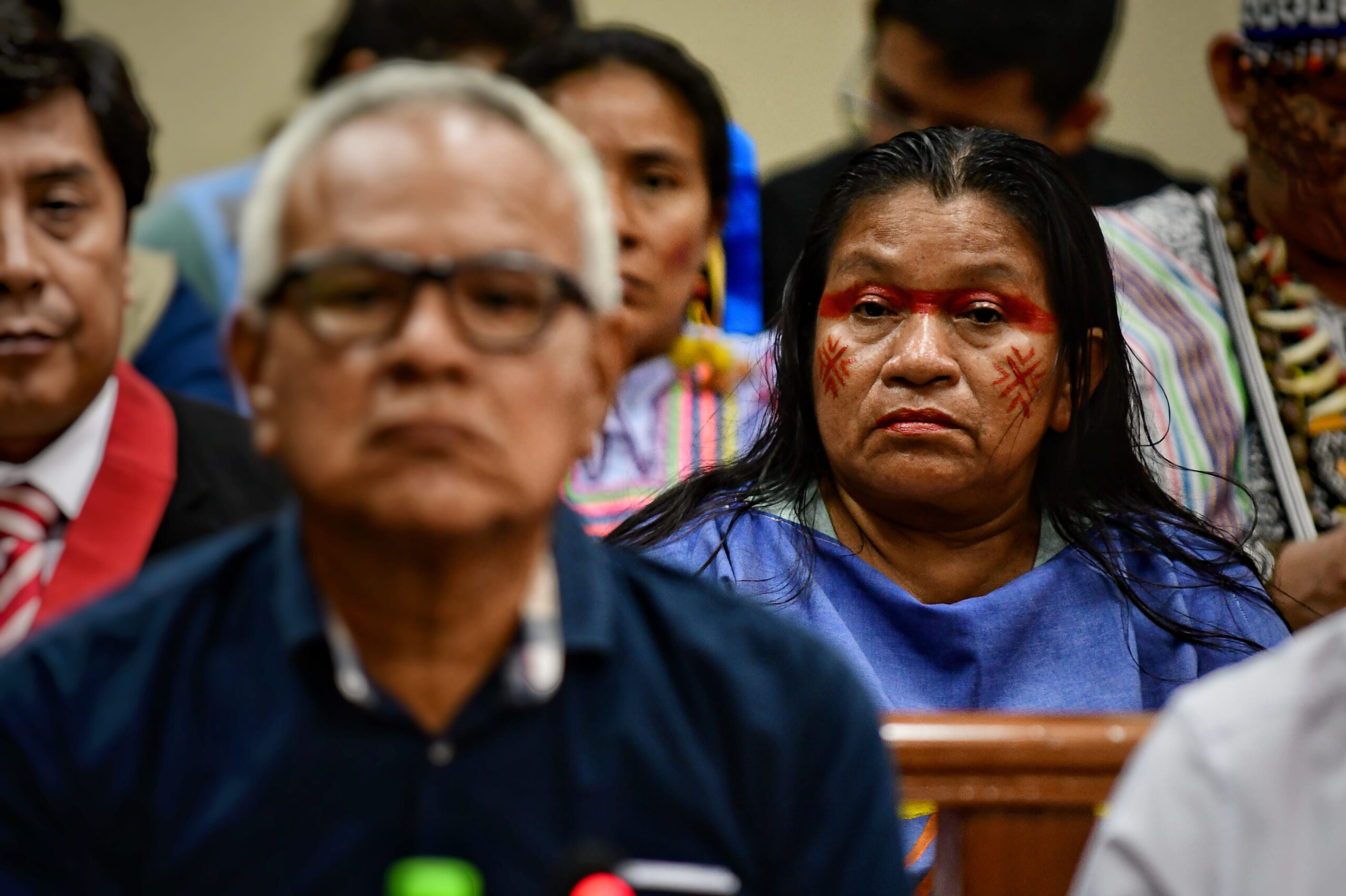 Ergilia Rengifo, viuda de Jorge Ríos, en una de las audiencias judiciales. Fuera de foco, el hoy detenido empresario José Estrada. Foto: cortesía Santiago Romani